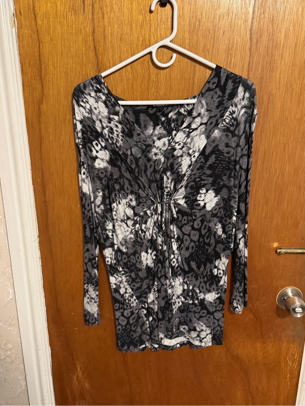 Chaus Black and White Printed Long Sleeve Knot-Front Top